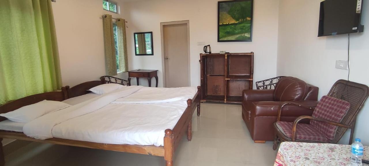 Hilltop Lodge Guwahati Rum bild